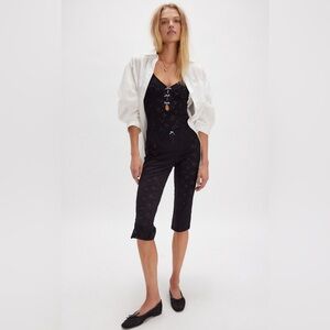 Intimately Full Bloom Capris NWOT black